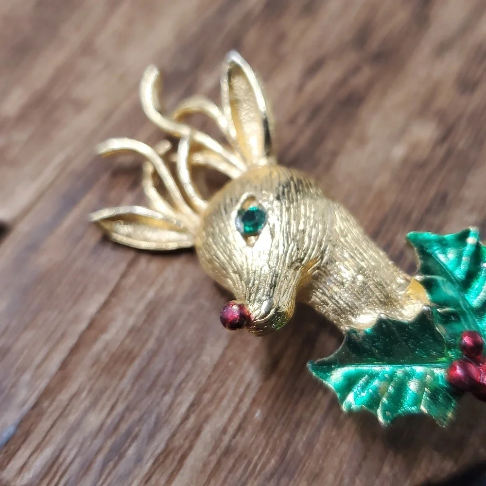 Vintage Gold TONE Reindeer Brooch with‎ Green Holly B828